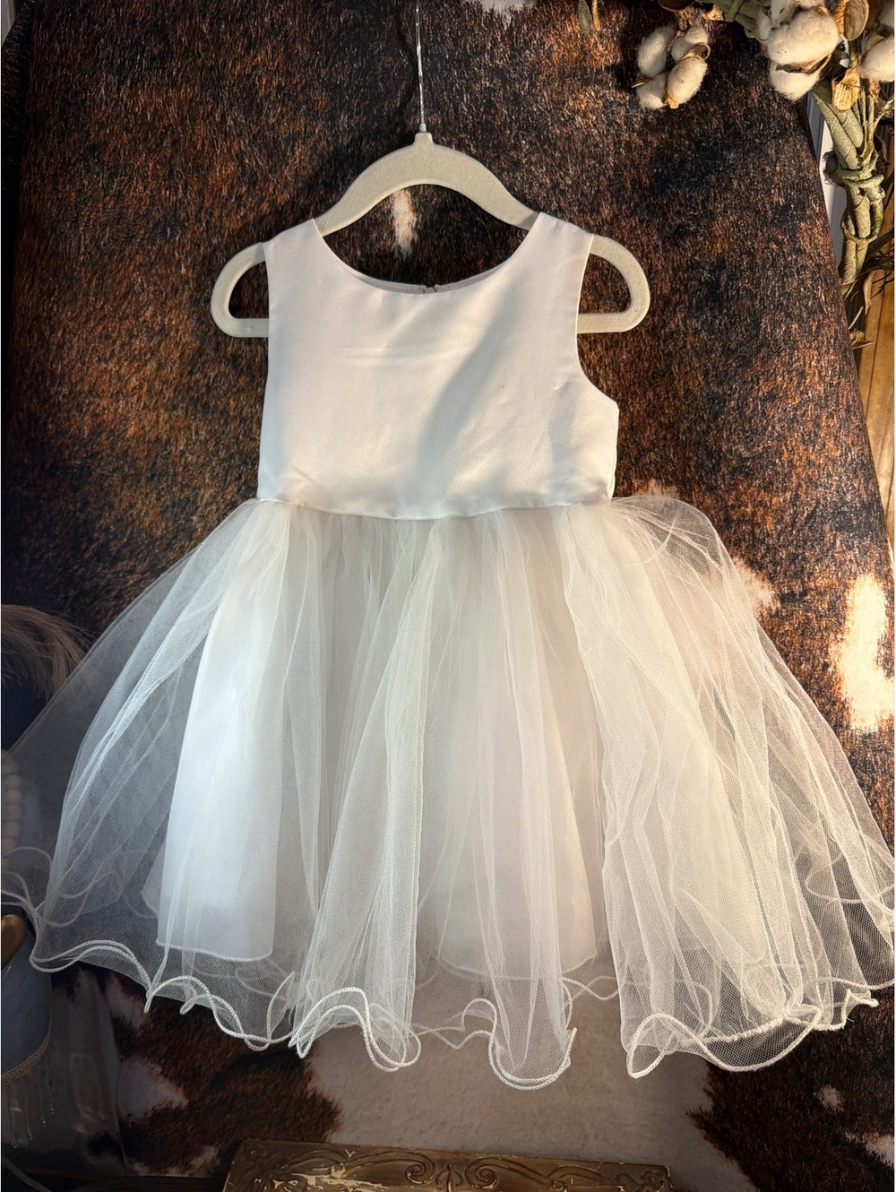 Girls' White Tulle Dress Size M with Sleeveless Bodice